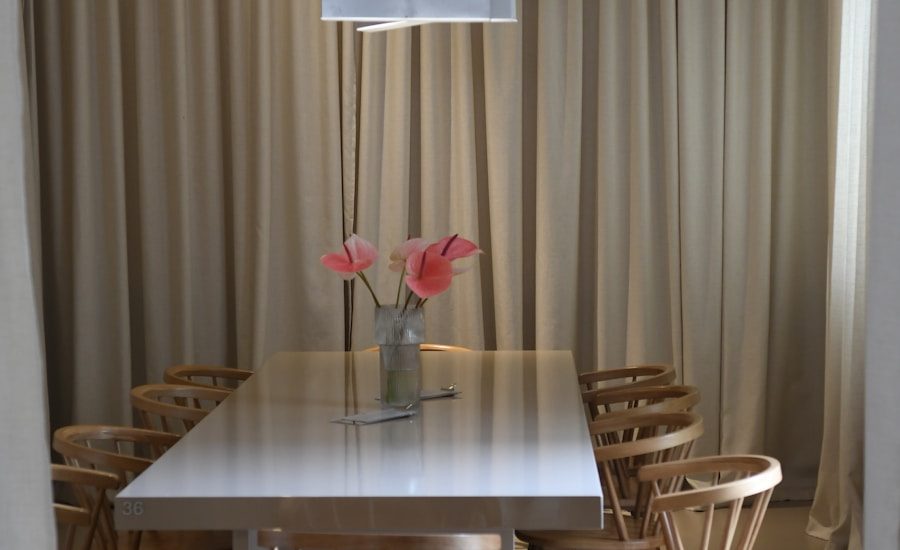 Photo "Simple modern dining table LED chandelier"